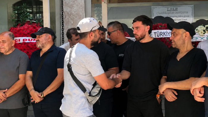 Orkun Kökçü, anneannesini Emirdağ’da son yolculuğuna uğurladı