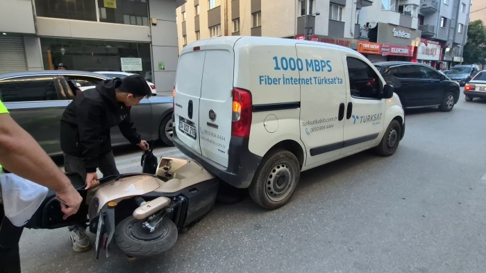 Eskişehir'de motosiklet hafif ticari aracın altına girdi!