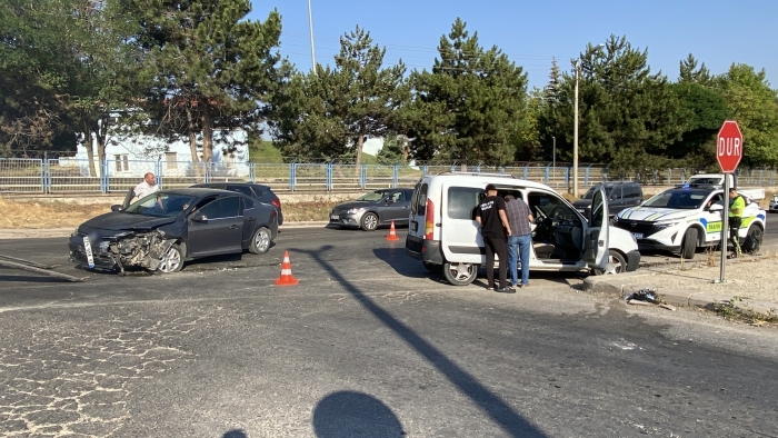 Yenikent'te iki araç çarpıştı: 1 yaralı