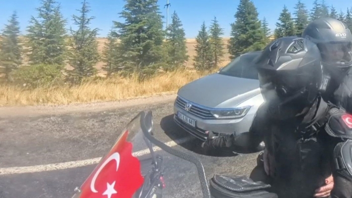 Saniyelerle kurtuldular! Tehlikeli geçiş kask kamerasında