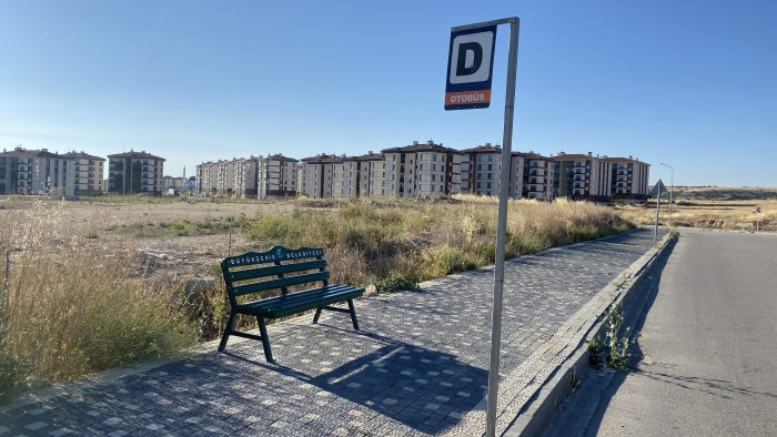 Taşta bekliyorlardı, durağa sonunda bank konuldu