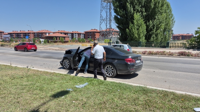 Kazaya müdahale eden polis aracına otomobil çarptı