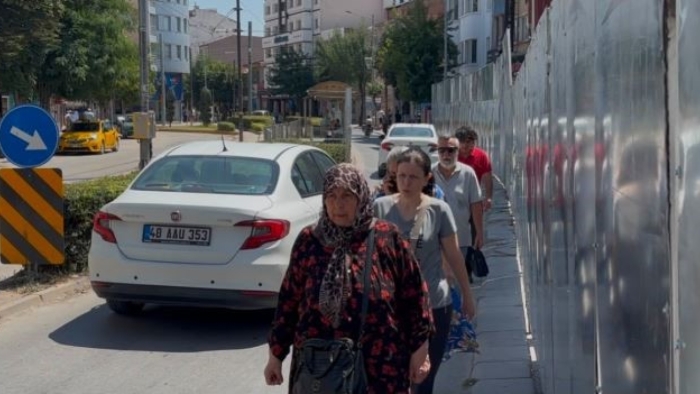 İnşaat nedeniyle yayalar araçların arasından geçiyor
