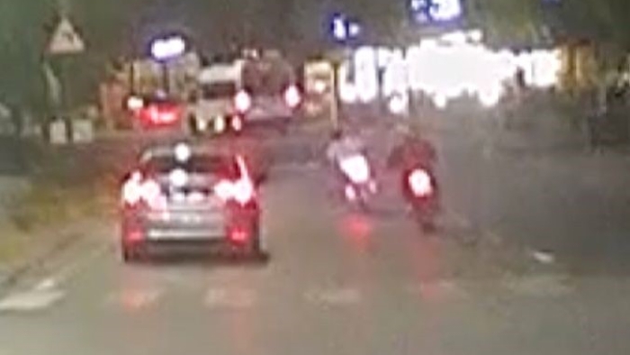 Yüksek hızla ilerleyip trafiği tehlikeye attılar