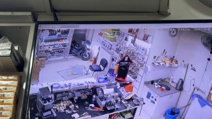 Kontrolden çıkan motosiklet dükkâna daldı