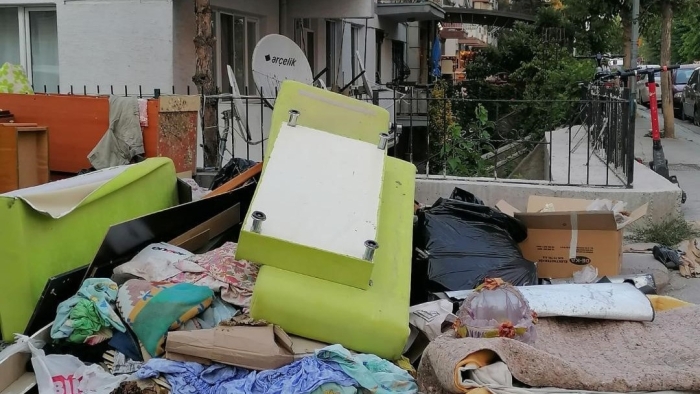Yol kenarı çöplüğe döndü, kaldırım kapandı