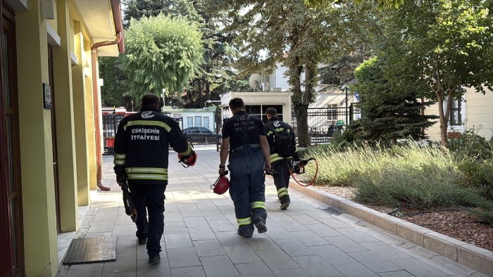 Eskişehir Tren Garı’nda hareketli anlar: Ayağı koltuğa sıkışan yolcuyu itfaiye kurtardı