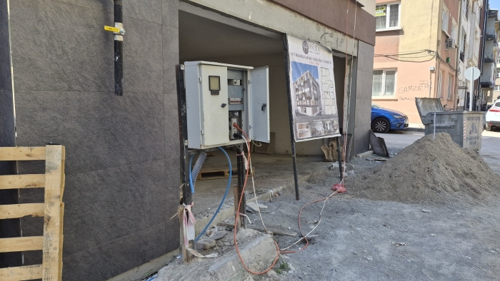 Kapağı açık bırakılan elektrik panosu tehlike saçıyor