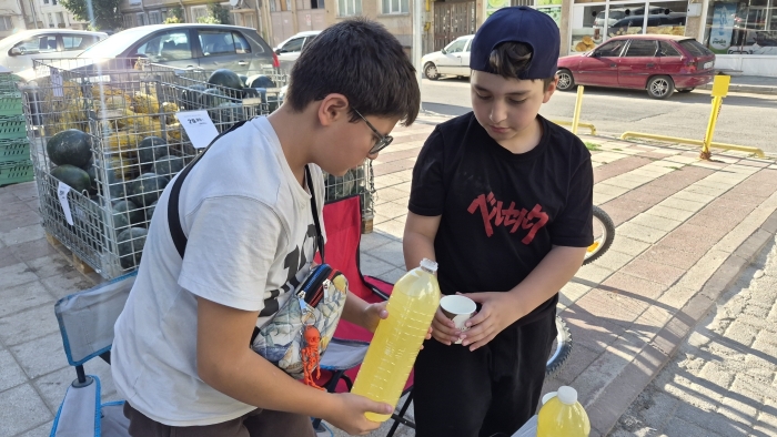 Eskişehir’de iki arkadaş okul harçlığını limonata satarak çıkarıyor