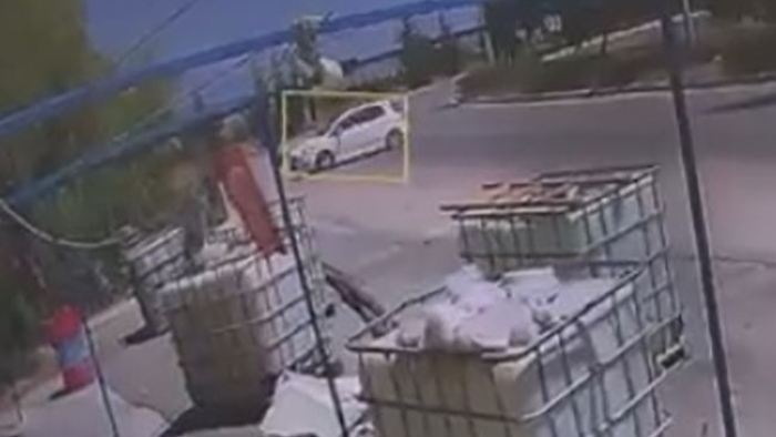 Eskişehir’de virajı alamayan otomobil dükkana daldı: O anlar kamerada