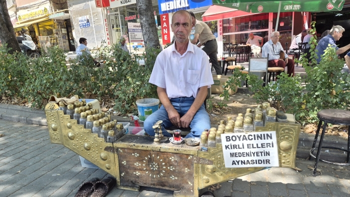 Eskişehir’de ayakkabı boyacısının tezgâhındaki yazı dikkat çekiyor