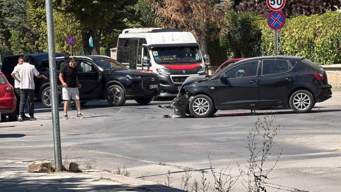 Eskişehir’de iki araç çarpıştı: İkisi de kullanılamaz hale geldi