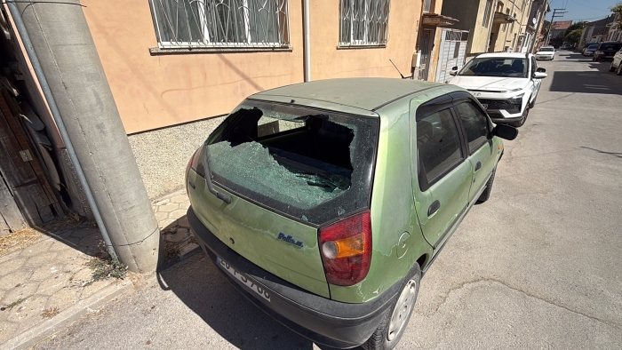 Satacağı otomobilin başına gelmeyen kalmadı: Direkten düşen parça camı kırdı