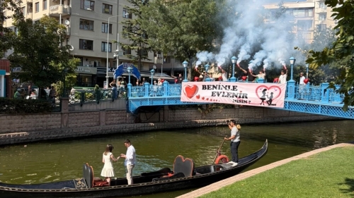 Porsuk Çayı’nda romantik sürpriz: Gondolda “Evet” dedi