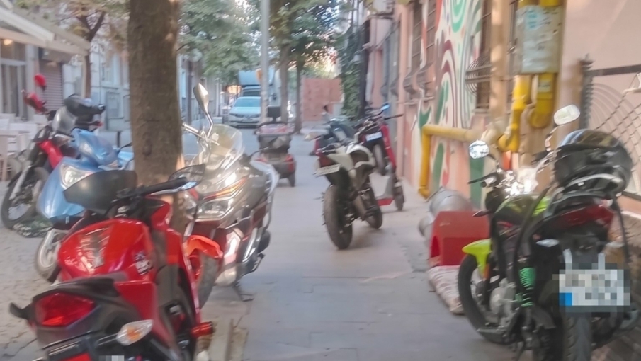 Eskişehir’de kaldırımlar motosikletlerle doldu: Yayalar yola iniyor