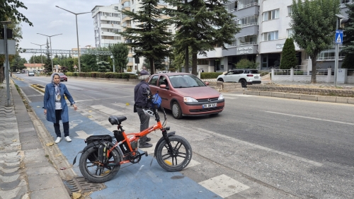 Eskişehir’de yaya geçidinde bisikletliye otomobil çarptı