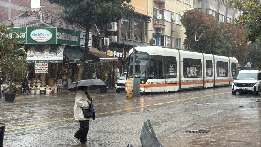 Eskişehir’de sağanak etkisini gösterdi: Sıcaklıklar da düştü