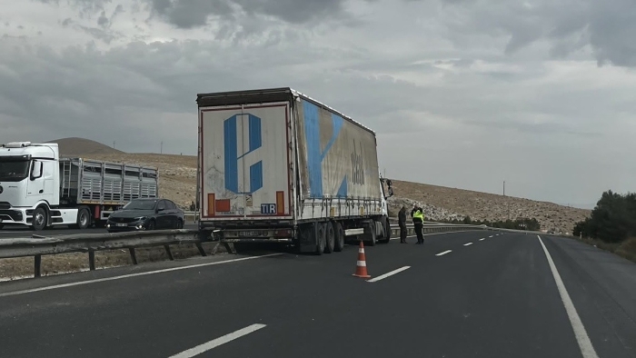 Eskişehir-Ankara karayolunda tır bariyerlere çarptı
