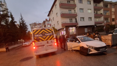 Eskişehir'de servis minibüsü ile otomobil çarpıştı: Yaralılar var