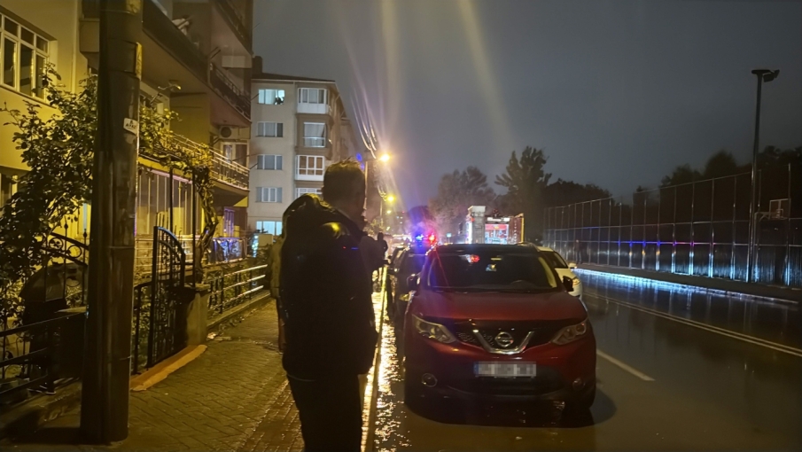 Eskişehir'de pes dedirten olay! Otomobili alev alev yanarken sigara içerek izledi