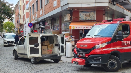 Eskişehir'de yanlış park itfaiyeye geçit vermedi: Dakikalarca sokakta mahsur kaldı