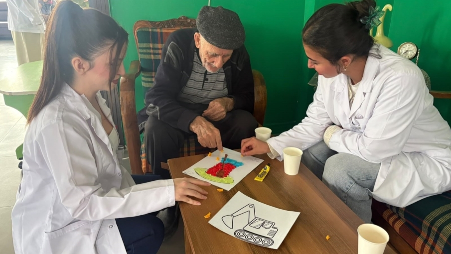 Eskişehir'de üniversiteli gençlerden huzurevi sakinlerine anlamlı ziyaret