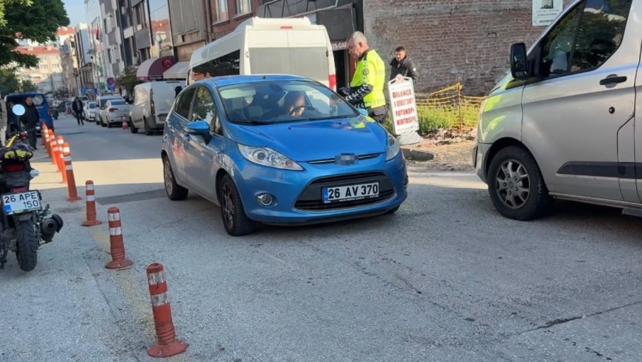 Eskişehir'de avukat olduğunu söyleyen sürücü ters yönde gitmekte ısrar etti: 13 bin TL ceza kesildi