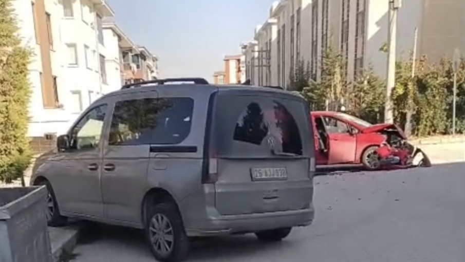 İki araç çarpıştı, otomobil hurdaya döndü