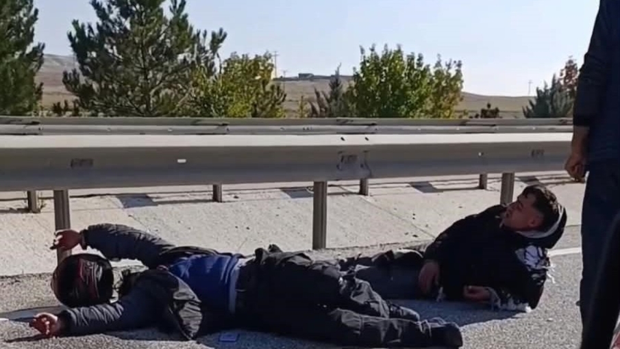 Eskişehir'de motosiklet refüje çarptı: 2 yaralı