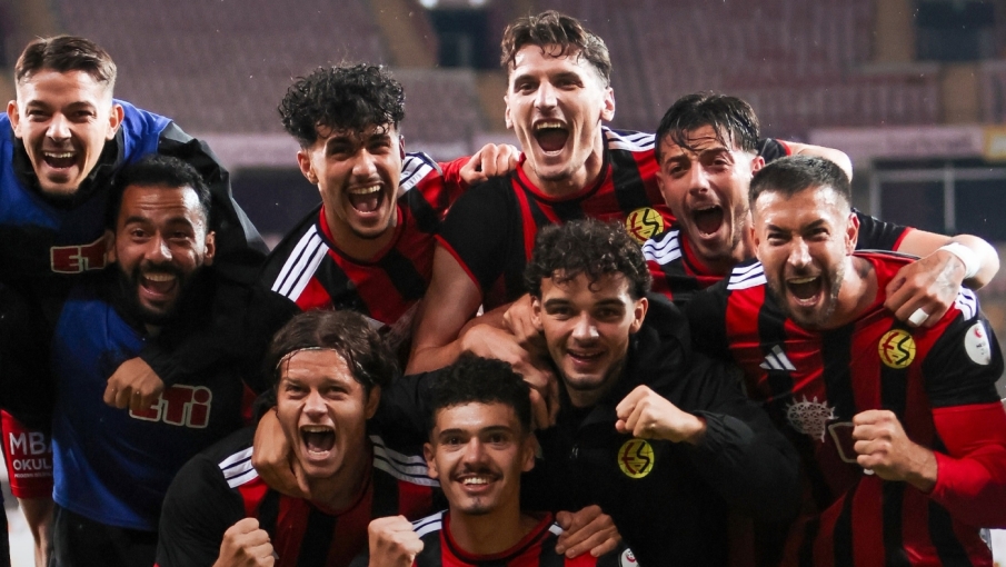 Eskişehirspor lider Balıkesirspor'u 7-1 mağlup etti
