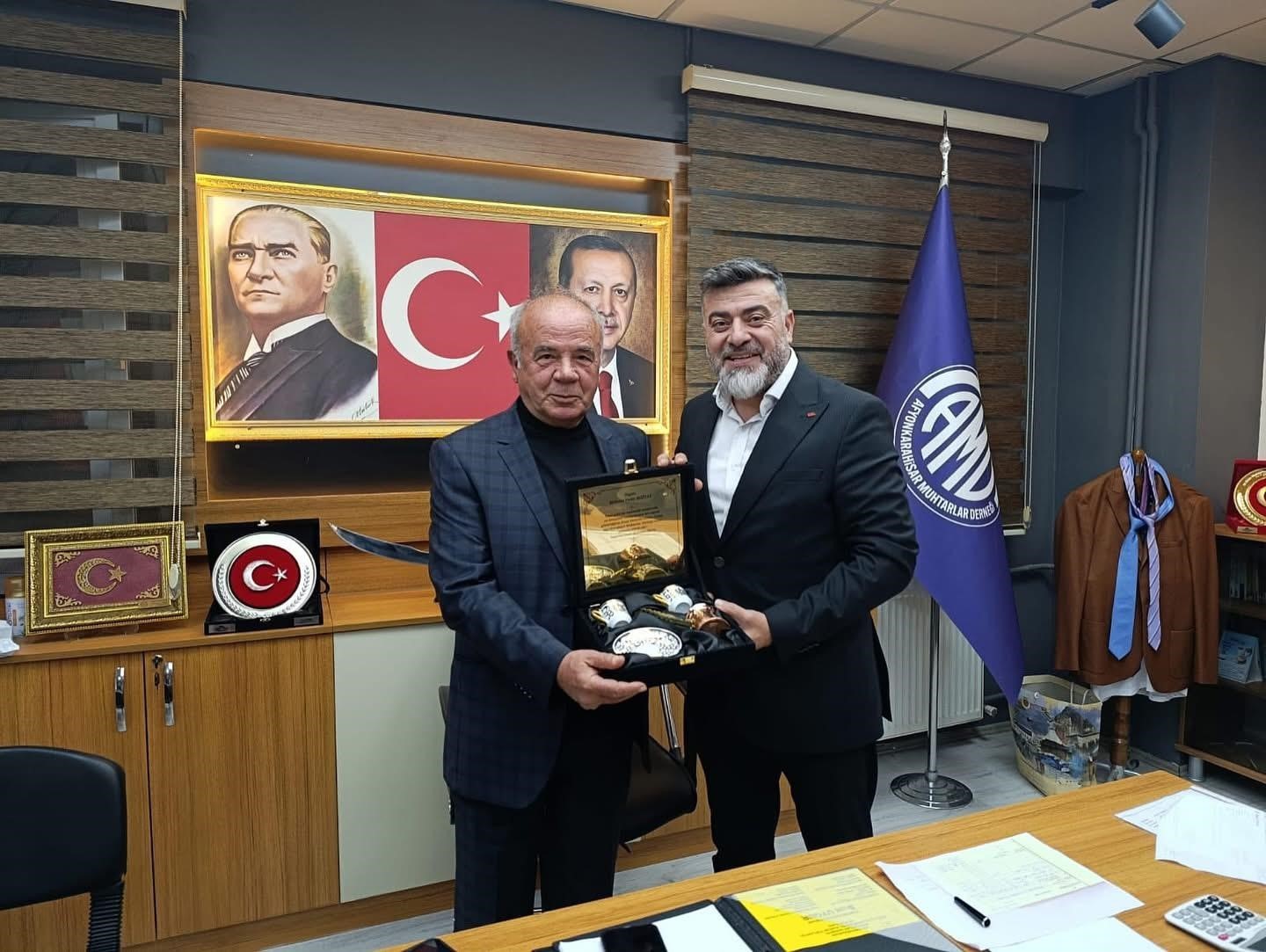 40 yıllık muhtara vefa plaketi