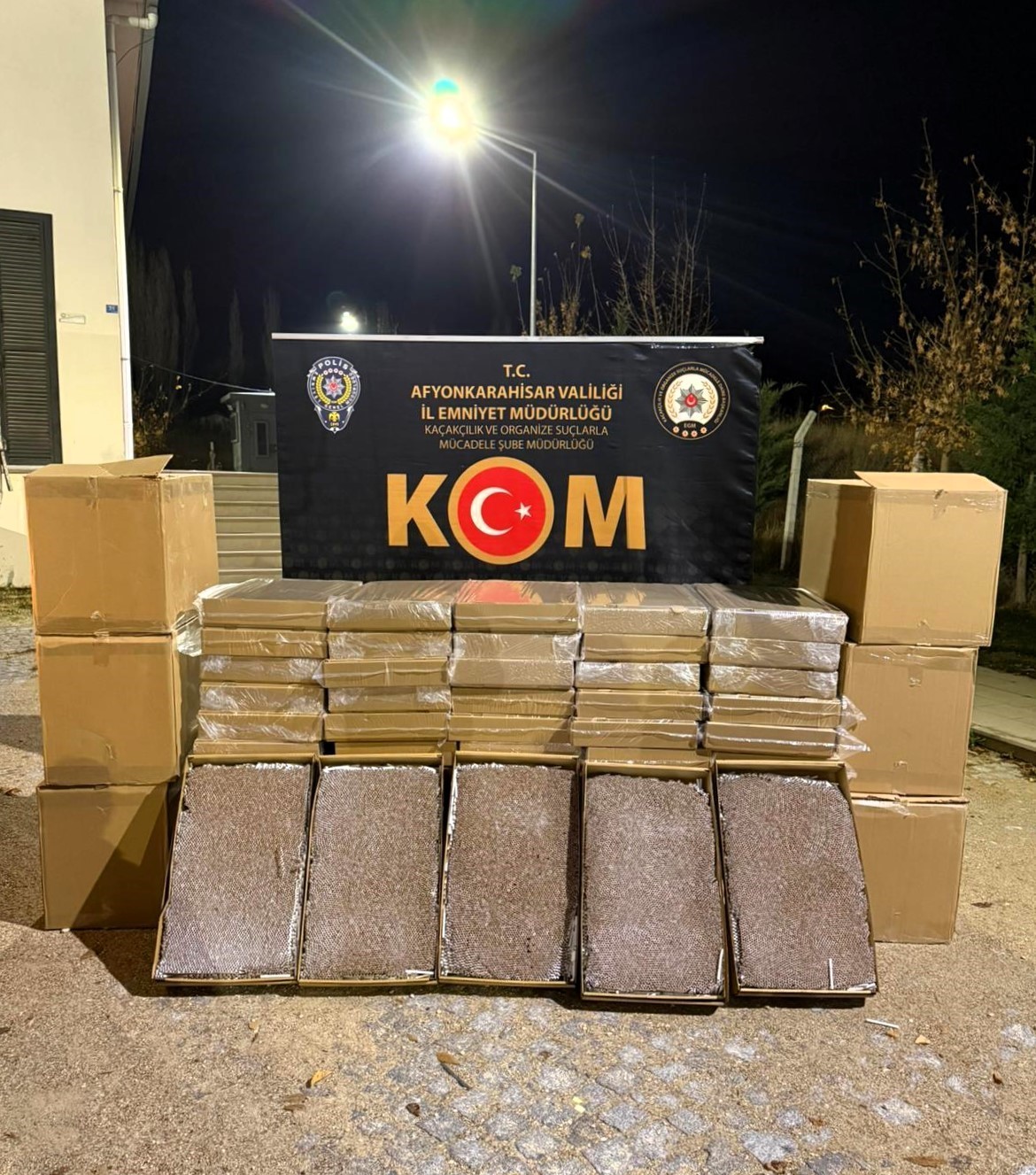 Afyonkarahisarda yaklaşık 300 bin adet doldurulmuş kaçak makaron ele geçirildi