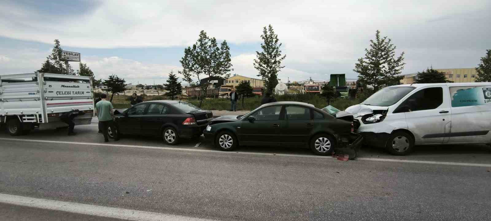 Zincirleme trafik kazası, 4 dört araç birbirine girdi