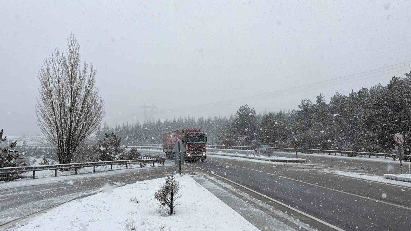 Afyonkarahisar'ın yüksek rakımlı bölgelerinde kar yağışı etkili oldu