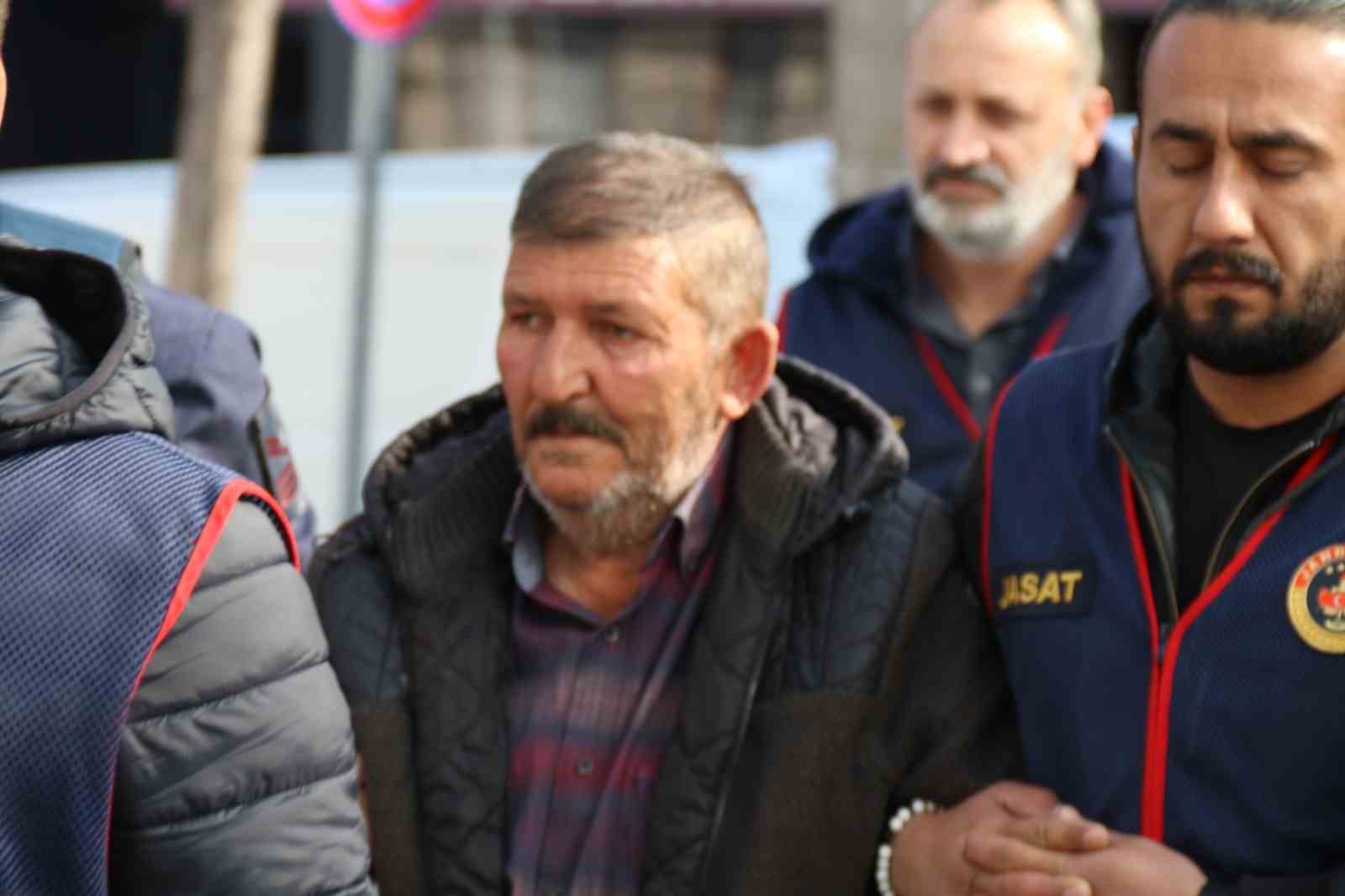 Bıçakla boğazıma sarıldı, korktum kürekle vurdum yere gömdüm