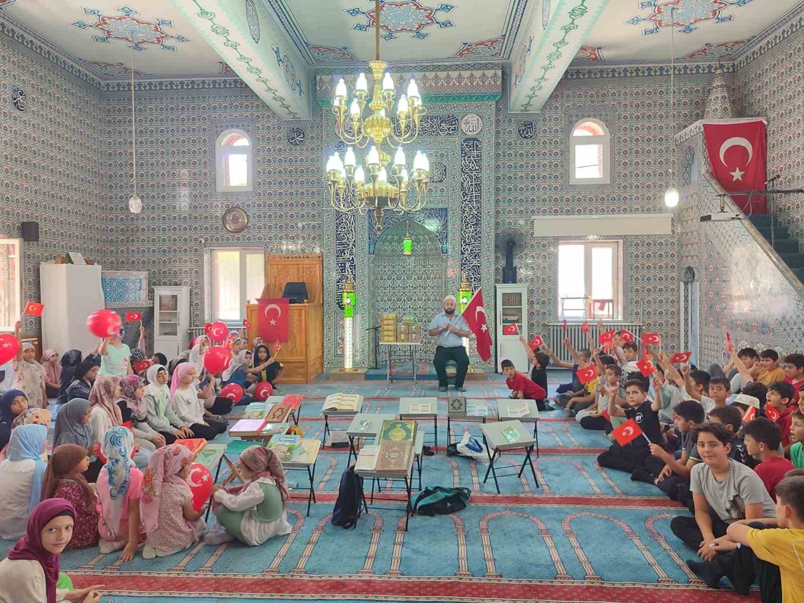 Ahmet Yavuzer Camiinde çocuklar 15 Temmuz ruhunu yaşattı