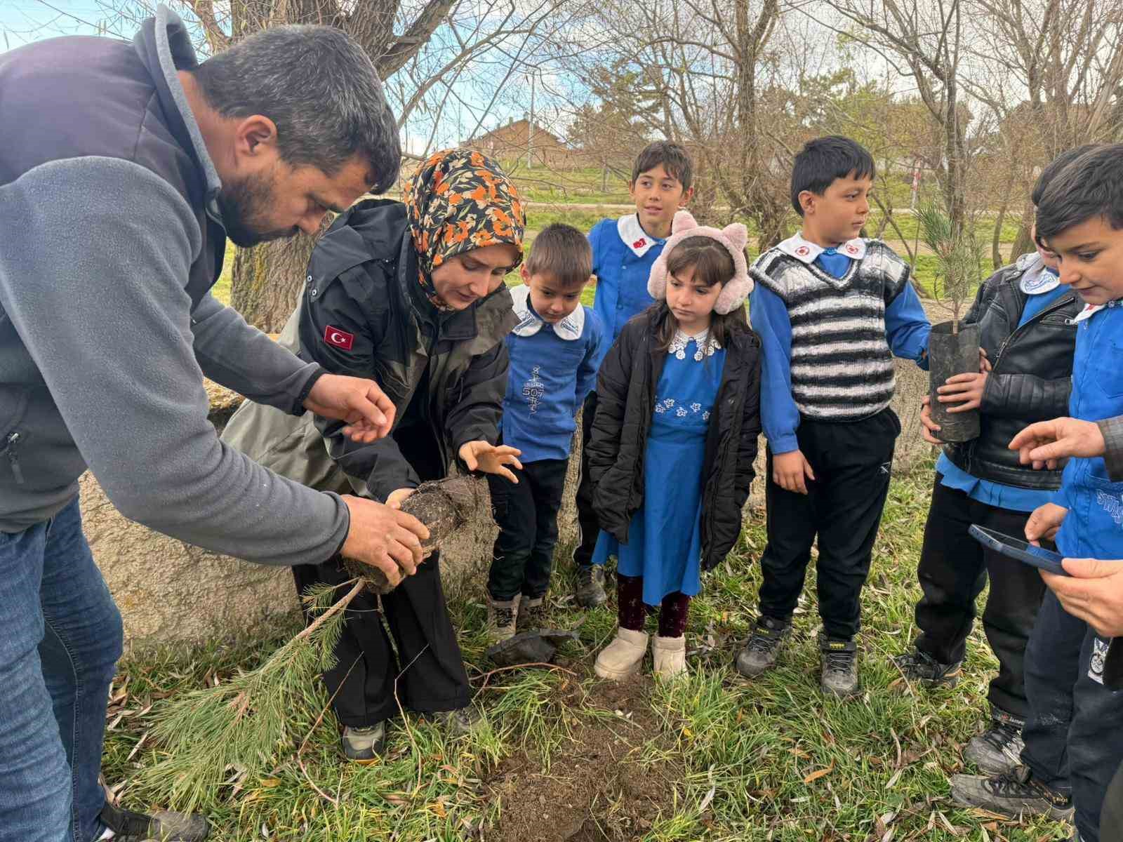 Altıntaşta öğrenciler fidanları toprakla buluşturdu