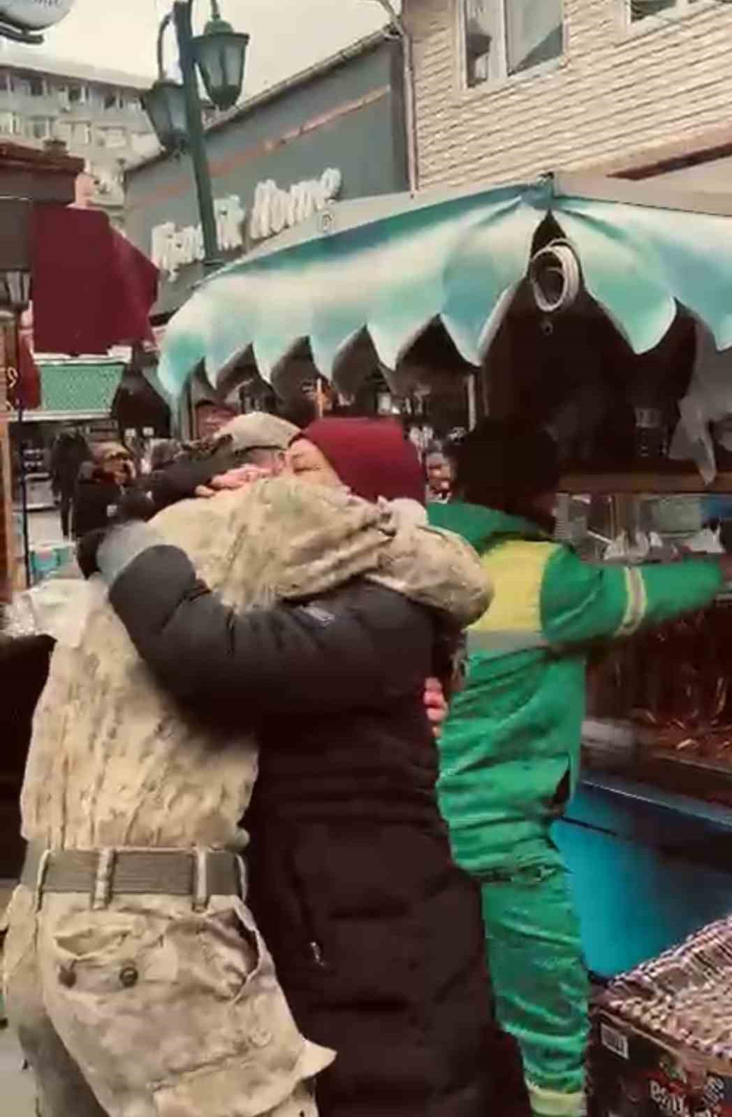 Askerde sandığı oğlunu karşısında gören anne duygulandı