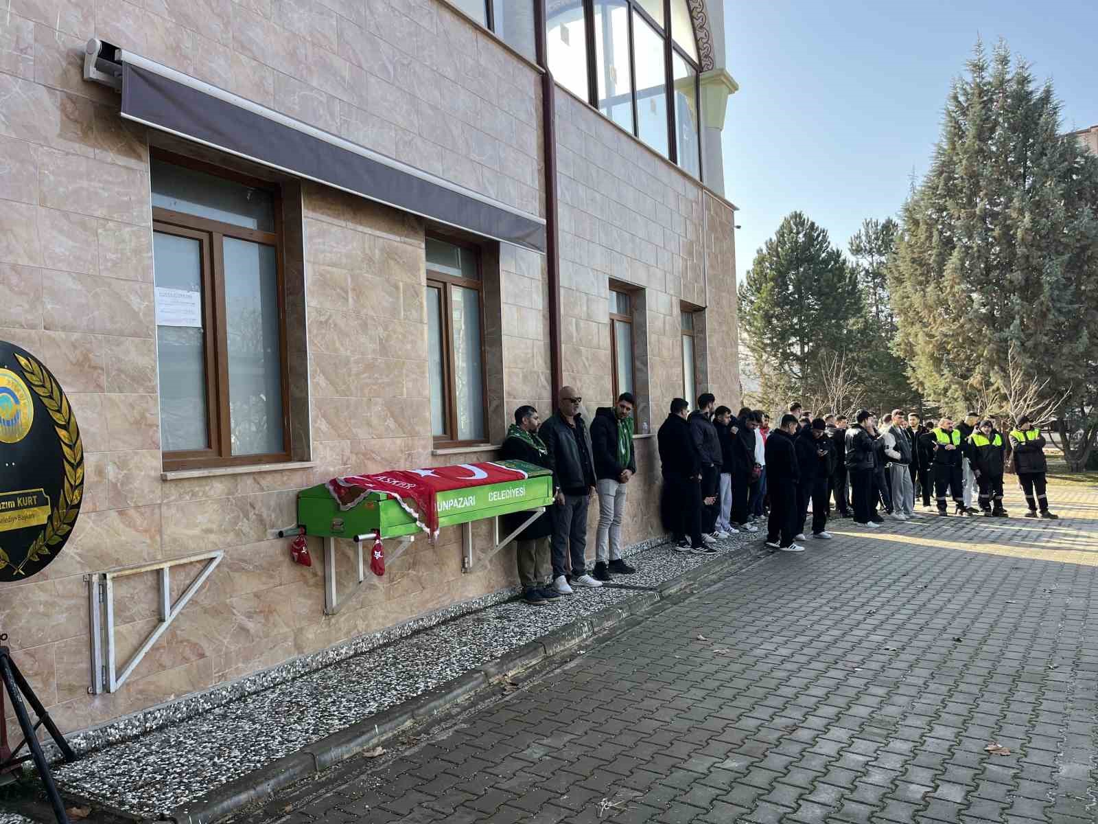 Askere gidecekti, tabutuna O şimdi asker yazılı tülbent serildi