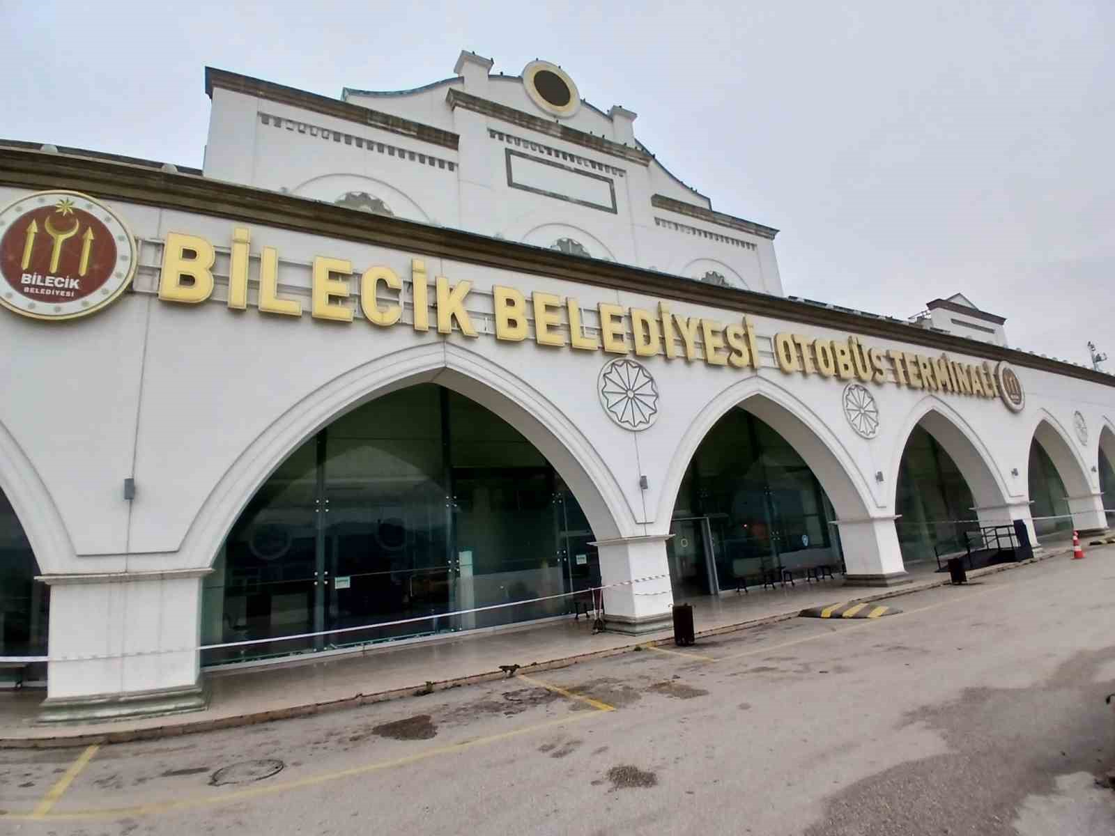 Bilecik Şehirlerarası Otobüs Terminalinde tavan akıyor, yolcular soğuktan donyor