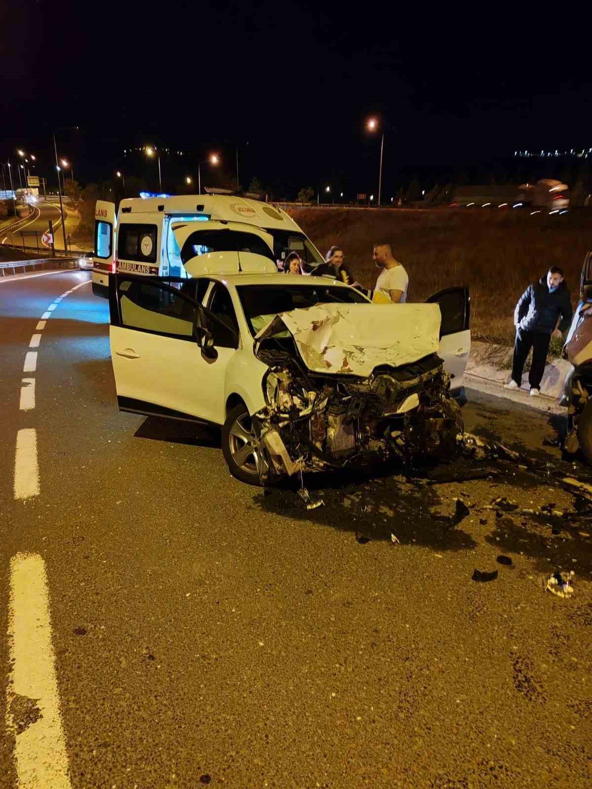 Bilecikte 2 araç kafa kafaya çarpıştı; 2 yaralı