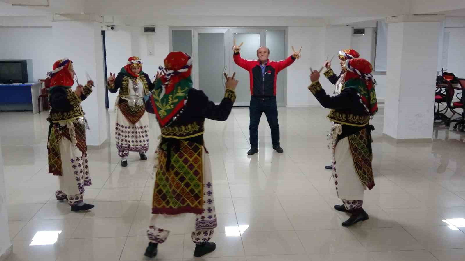 Bilecikte 45 yıldır halk oyunu öğretiyor