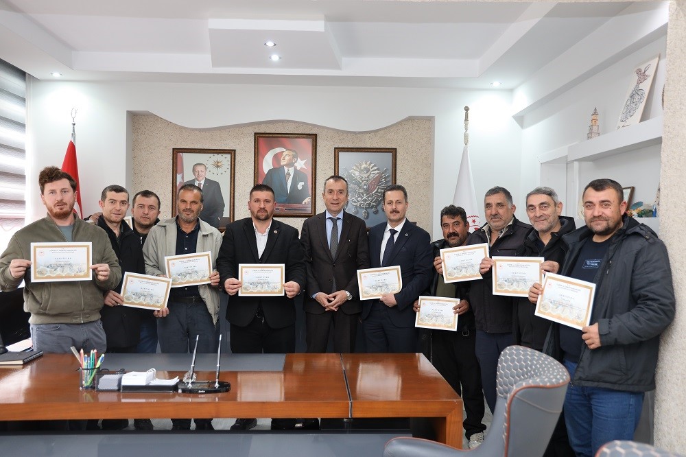 Bilecikte ana arı yetiştiriciliği eğitimi alan 33 arıcı sertifikalarını aldı