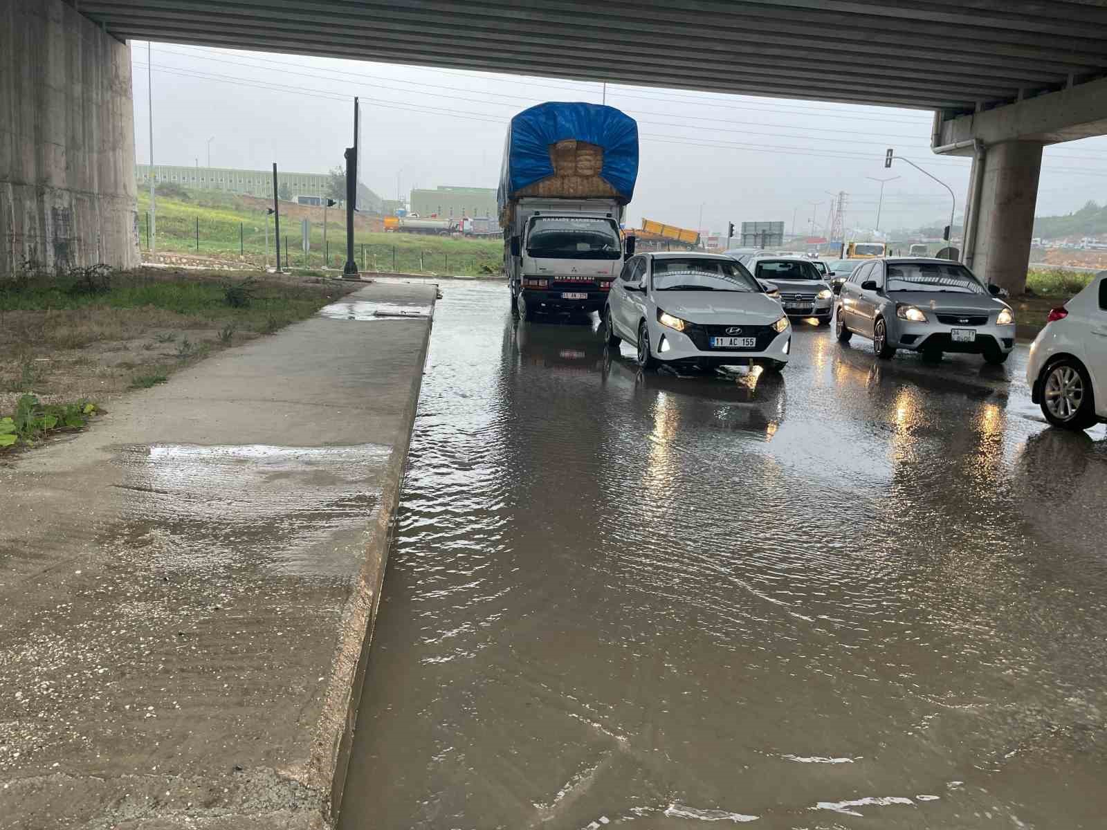 Aniden bastıran yağmur zor anlar yaşattı