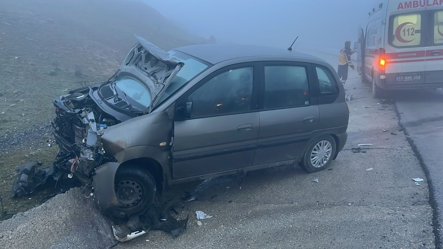 Bilecikte iki araç kafa kafaya çarpıştı