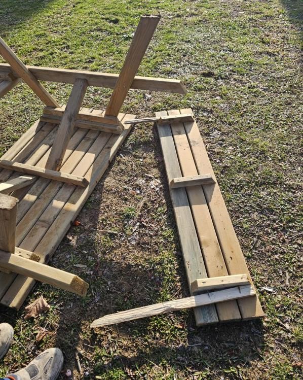 Bilecikte kamuya ait banklara zarar verildi