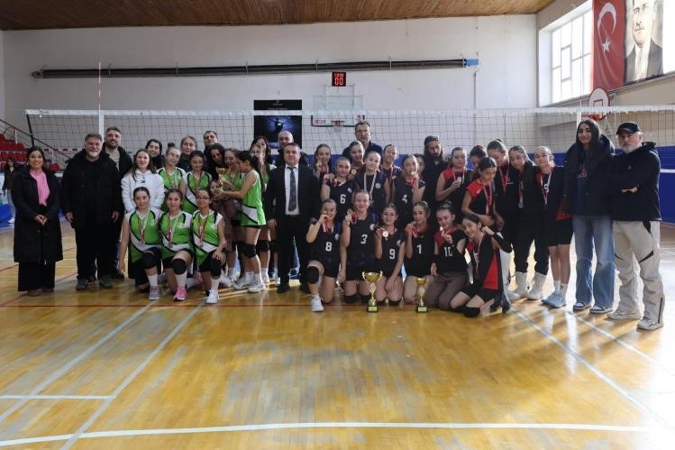 Bilecikte küçük kızlar voleybol müsabakaları tamamlandı