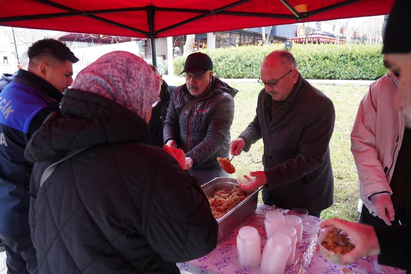 Bilecikte Miraç Kandili dolayısıyla vatandaşlara helva ikramı