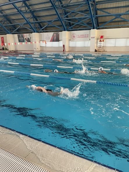 Bilecikte spor okulları yüzme antrenmanları yoğun tempoyla sürüyor