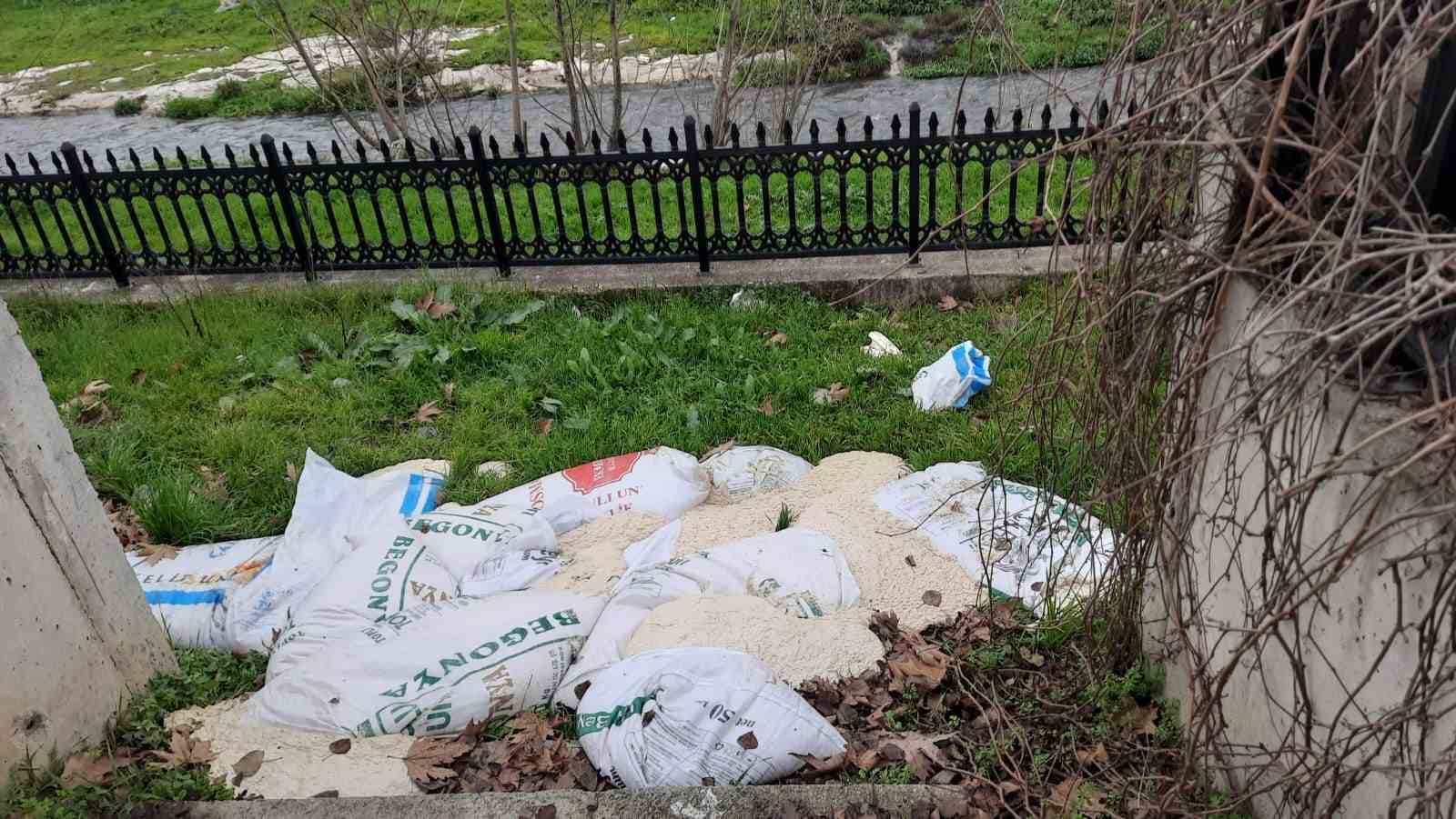 Bilecikte yol kenarına atılan 15 çuval ekmek hamuru temizlendi